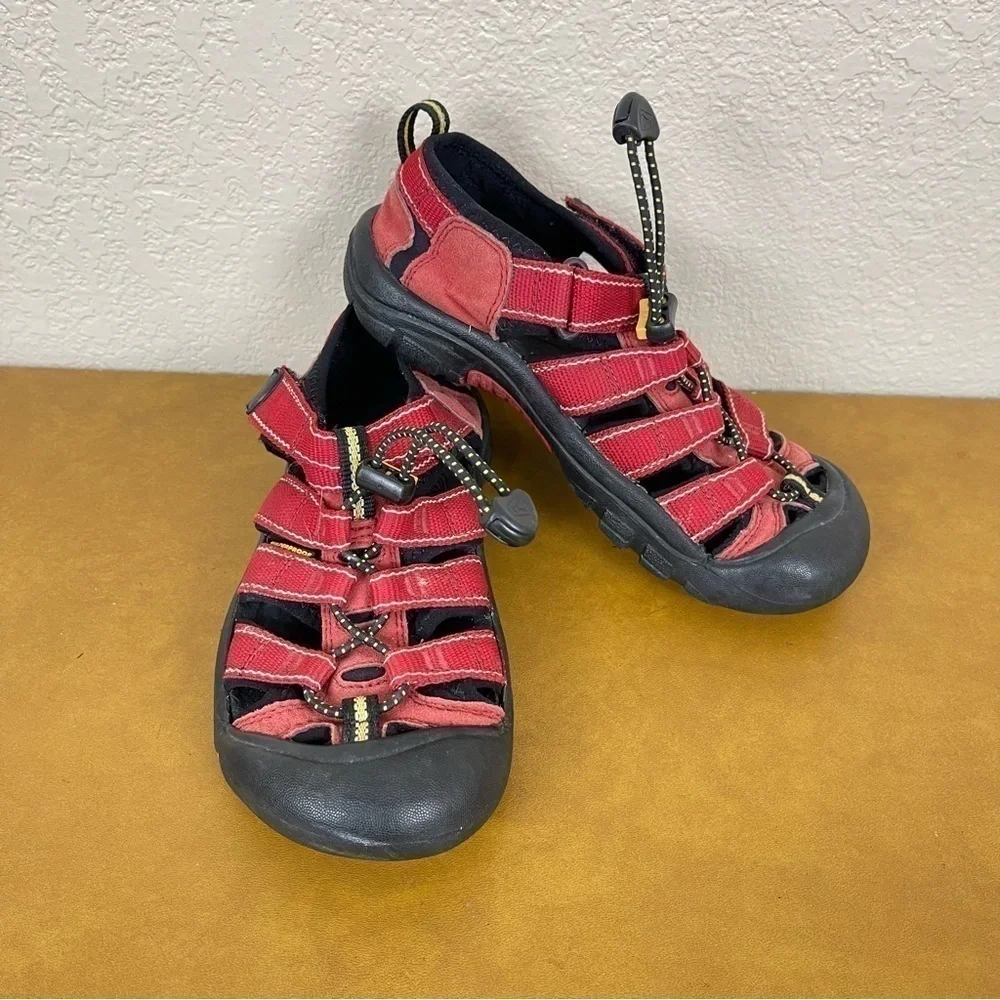 Keen Newport H2 (Ribbon Red/Gargoyle) Waterproof Kid's Shoe Size 2